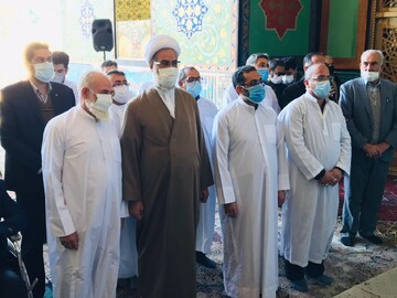 تصاویر/ غبارروبی و عطر افشانی ضریح  حضرت  علی بن امام محمد باقر(ع) در مشهد اردهال کاشان