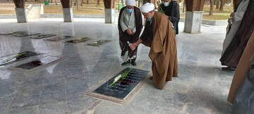 تصاویر/ غبارروبی مزار شهدای ایلام به مناسبت دهه فجر