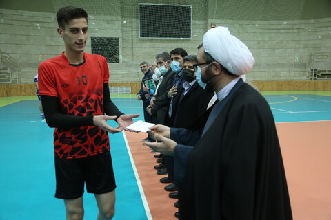 تصاویر/ مراسم اهدای جوایز برترین های مسابقات والیبال  ششمین جشنواره فرهنگی ورزشی طلاب حوزه علمیه قم