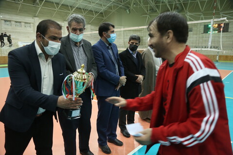 تصاویر/ مراسم اهدای جوایز برترین های مسابقات والیبال  ششمین جشنواره فرهنگی ورزشی طلاب حوزه علمیه قم