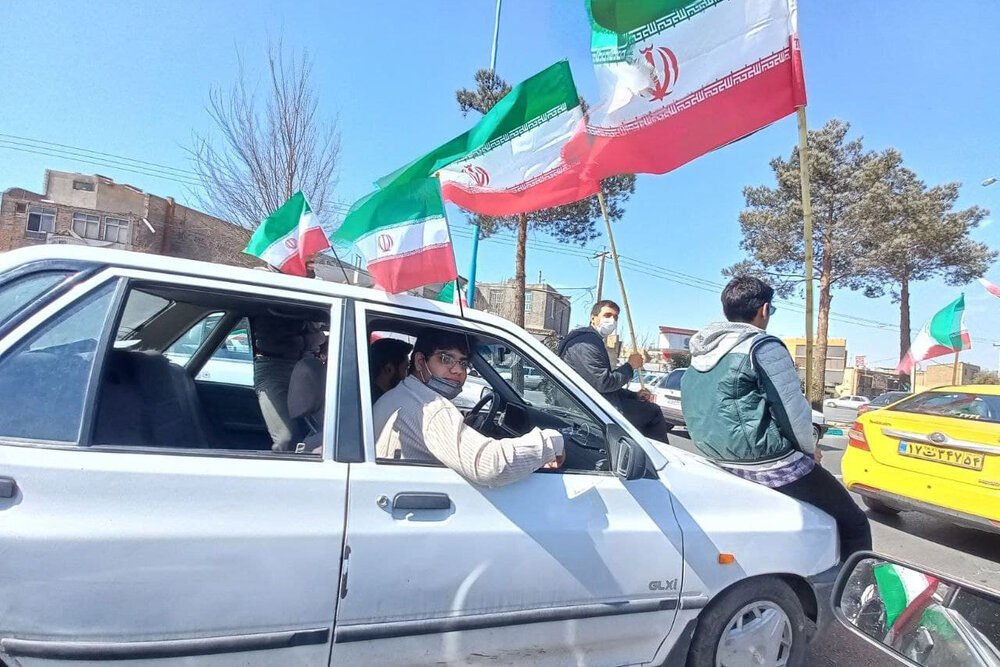 حواشی جالب حضور حماسی مردم یزد در جشن انقلاب ۱۴۰۰ + فیلم و عکس
