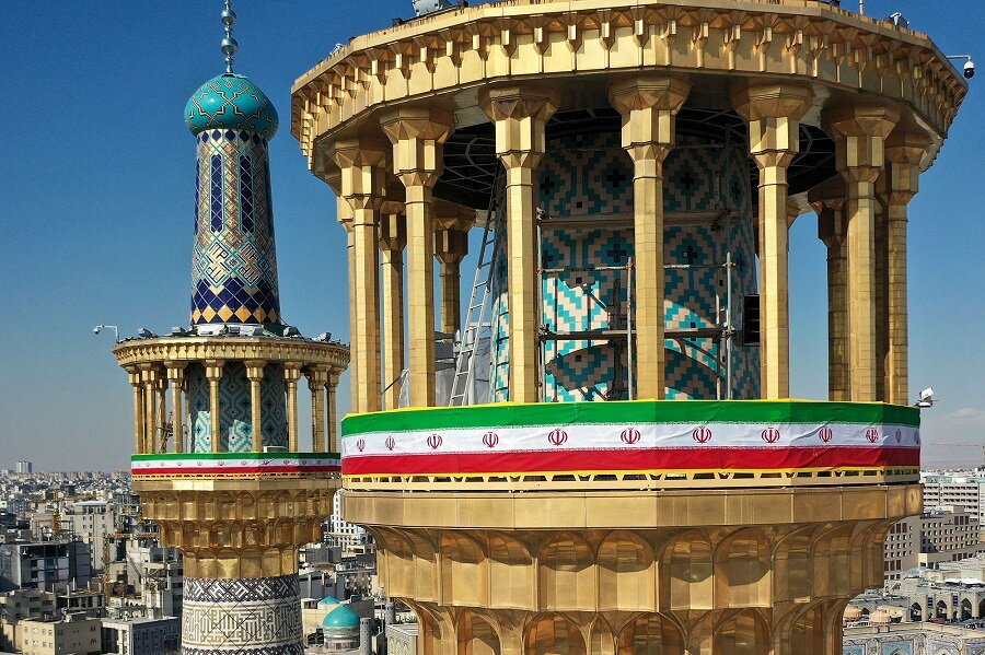 العتبة الرضوية المقدسة تحتفل بانتصار الثورة برفع علم الجمهورية الإسلامية الإيرانية