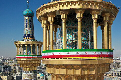حضرت امام رضا علیہ السلام کے حرم مطہر کے صحن پیغمبر اعظم (ص) کے میناروں پر اسلامی جمہوریہ ایران کے پرچم کو نصب کر دیا گیا