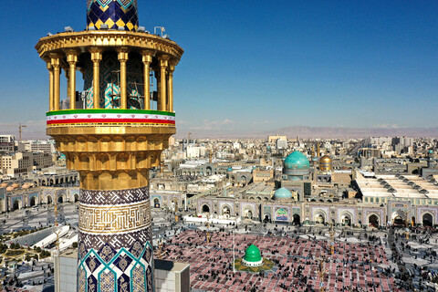 حضرت امام رضا علیہ السلام کے حرم مطہر کے صحن پیغمبر اعظم (ص) کے میناروں پر اسلامی جمہوریہ ایران کے پرچم کو نصب کر دیا گیا