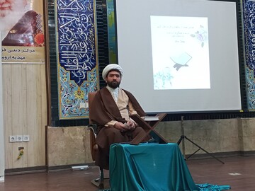 والدین فرزندان را قرآنی تربیت کنند