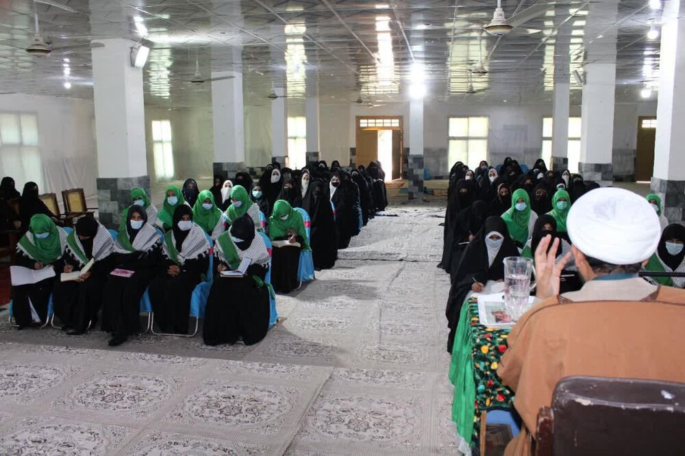 انقلاب اسلامی کی کامیابی میں مدارس و علماء کے ساتھ خواتین کا بھی بنیادی کردار تھا