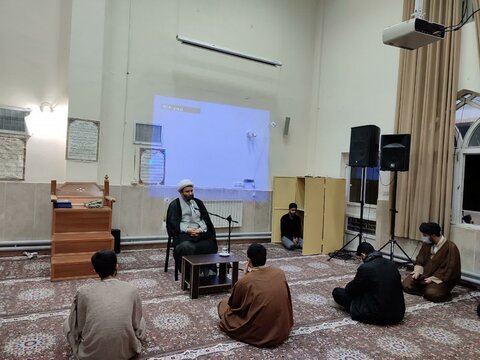 تصاویر/ نشست بصیرتی «جهاد تبیین» با سخنرانی مدیر حوزه علمیه کردستان در مدرسه علمیه کامیاران