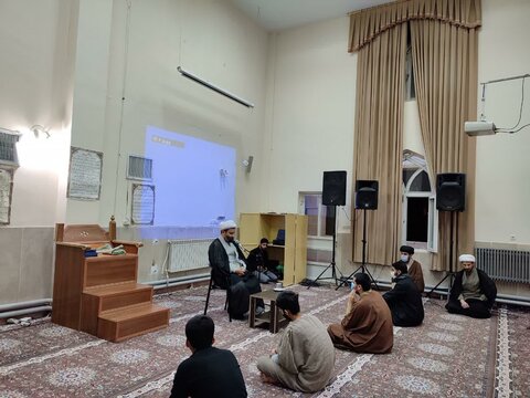 تصاویر/ نشست بصیرتی «جهاد تبیین» با سخنرانی مدیر حوزه علمیه کردستان در مدرسه علمیه کامیاران