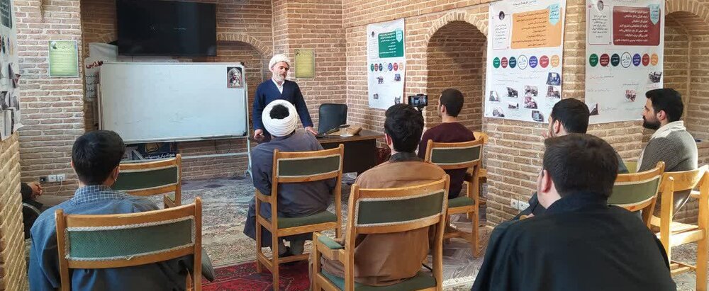 نشست جهاد تبیین در مدرسه علمیه صالحیه قزوین برگزار شد