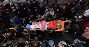 कम उम्र फिलीस्तीनी शहीद के शव का अंतिम संस्कार किया गया, उनके अंतिम संस्कार में बड़ी संख्या में लोग शामिल हुए