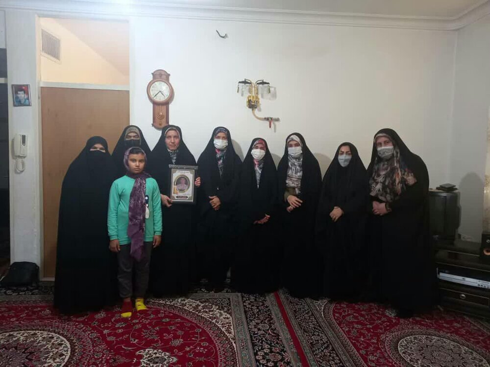  دیدار گروه جهادی خواهران شهید حججی با خانواده شهید مدافع وطن