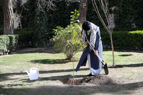 تصاویر/ کاشت نهال توسط رهبر معظم انقلاب به مناسبت روز درختکاری