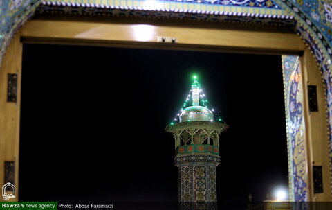 بالصور/ أجواء حرم كريمة أهل البيت السيدة فاطمة المعصومة عليها  السلام في ذكرى ولادة الإمام الحسين (ع)