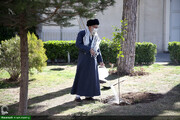 वृक्षारोपण दिवस पर आयतुल्लाह ख़ामेनई ने पौधे लगाए,और कहा पौधा लगाना और उसकी हिफ़ाज़त हर नागरिक की ज़िम्मेदारी हैं + फोंटों
