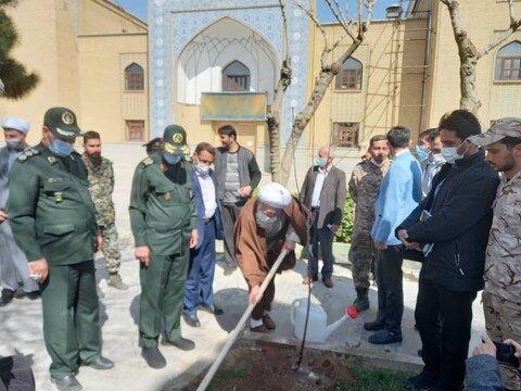 تصاویر کاشت نهال توسط امام جمعه کاشان به مناسبت روز درختکاری