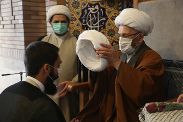 تصاویر/ عمامه گذاری طلاب موسسه تخصصی کلام امام صادق(ع) با حضور آیت الله العظمی سبحانی