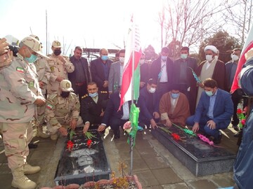 تصاویر/ آیین غبارروبی و عطر افشانی مزار شهدای ماکو