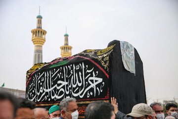 تصاویر/ تشییع پیکر آیت الله حسینی ایازی در حرم مطهر رضوی