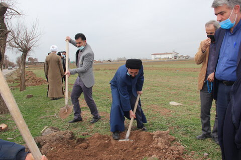 تصاویر / کاشت درخت توسط طلاب مدارس علمیه قزوین در روستای حصار خروان