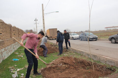 تصاویر / کاشت درخت توسط طلاب مدارس علمیه قزوین در روستای حصار خروان