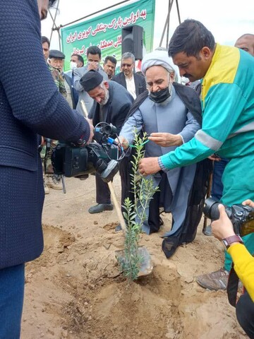 تصاویر/کاشت 840 درخت در گلزار  شهدا و پارک جنگلی کردوانی به یاد 840 شهید شهرستان آران و بیدگل