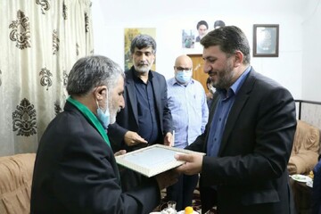 استاندار یزد از شاعر آیینی تجلیل کرد 