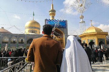 تصاویر/ زائرین جوان حریم امام رئوف علی بن موسی الرضا(ع)