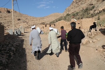 تصاویر/ توزیع بسته های معیشتی توسط مبلغین و روحانیون در مناطق محروم فارس