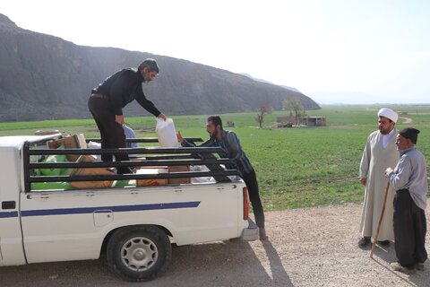 تصاویر| توزیع بسته های معیشتی توسط طلاب در مناطق محروم فارس