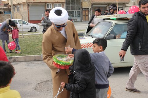 تصاویر/ برپایی ایستگاه صلواتی بمناسبت نیمه شعبان توسط طلاب حوزه علمیه ارومیه