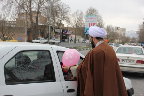 تصاویر/ برپایی ایستگاه صلواتی بمناسبت نیمه شعبان توسط طلاب حوزه علمیه ارومیه