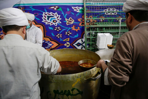 تصاویر/ توزیع غذا به مناسبت ایام شعبانیه در موکب جوادالائمه(علیه‌السلام)