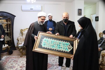 خانواده شهید خلبان فلاحی تجلیل شدند