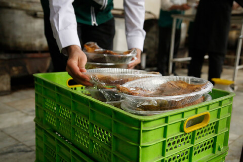 تصاویر/ اهدا غذای متبرک رضوی به شاغلین روز یکم فروردین