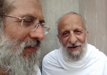 فیلمی از مرحوم آیت‌الله مصباح یزدی و مرحوم آیت الله ری شهری پس از پایان مناسک حج سال ۱۳۸۷