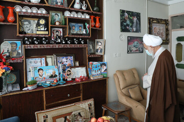 تصاویر/ دیدار نوروزی امام جمعه قزوین با خانواده شهدا