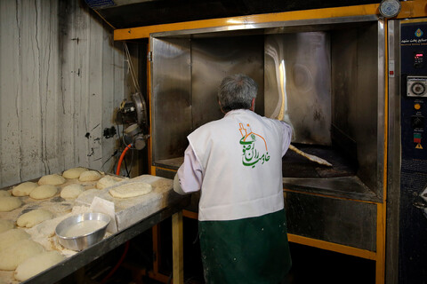 تصاویر/ پخت نان صلواتی در اطراف حرم مطهر رضوی