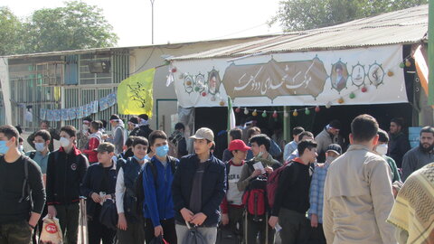 تصاویر/ خدمت رسانی طلاب مدرسه علمیه امام خمینی(ره) تهران شعبه ۲ به زائران راهیان نور