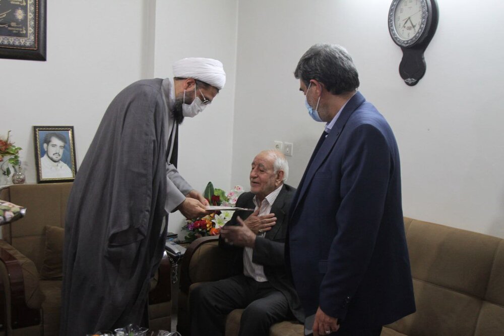 دیدار نوروزی امام جمعه همدان با خانواده شهیدان موسوی و جانباز آقامحمدی