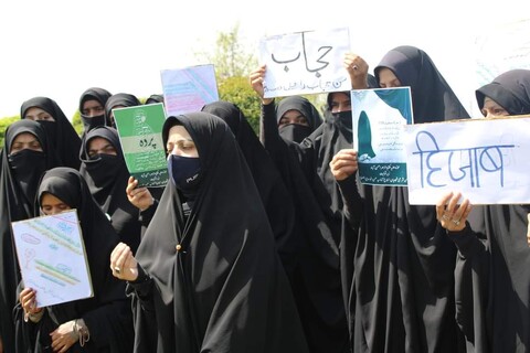 حجاب پر پابندی کے خلاف مکتبۃ الزہرا ؑ جموں کشمیر کی طالبات کا احتجاجی جلوس
