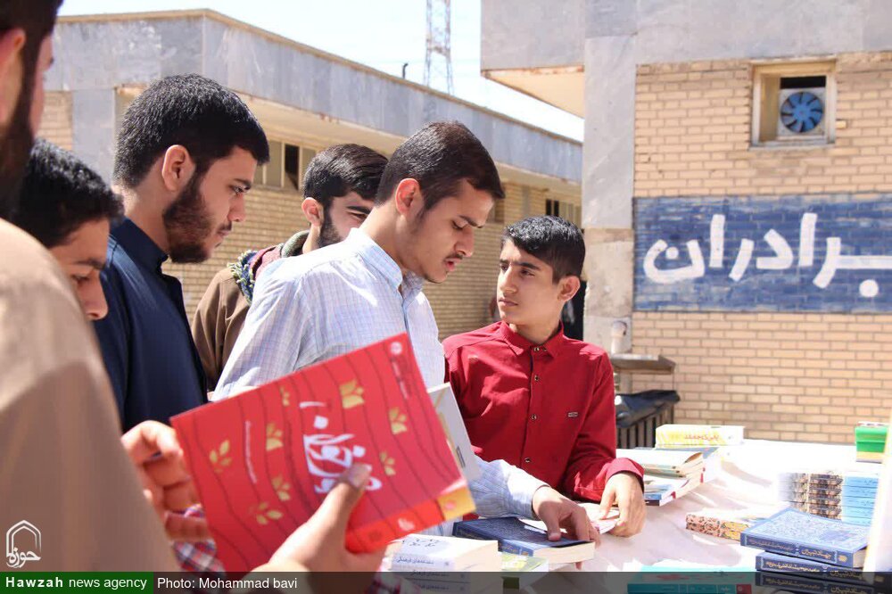 برگزاری ویژه‌برنامه "روزی با شهدا" مدرسه علمیه الغدیر اهواز + عکس
