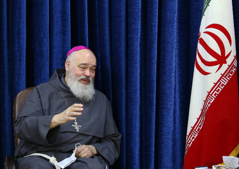 تصاویر/ دیداراسقف اعظم کلیسای کاتولیک لاتین ایران با آیت الله اعرافی