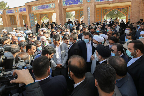 تصاویر/ حضور رئیس جمهور در مزار شهدا و گفتگو با مردم سرخس