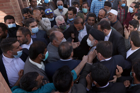 تصاویر/ حضور رئیس جمهور در مزار شهدا و گفتگو با مردم سرخس