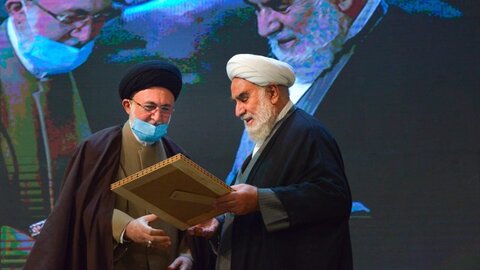 حجج اسلام والمسلمین محمدی گلپایگانی و قاضی عسکر