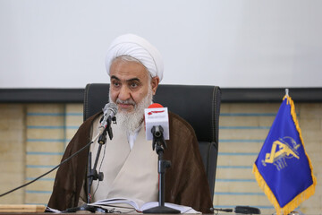 در جهاد تبیین آبروی خود را به خدا عاریه بدهیم تا بتوانیم حرف حق بزنیم