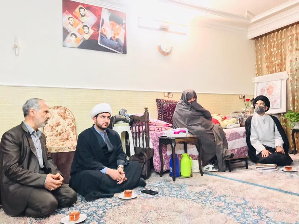 امام جمعه جدید کاشان به دیدار خانواده شهیدان بارفروش رفت + عکس