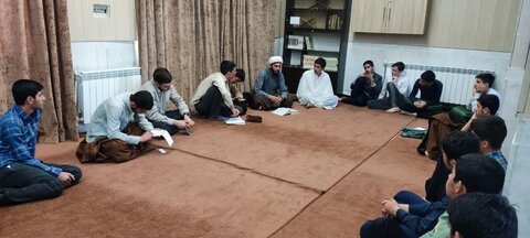 تصاویر / محفل انس با قرآن و بیان احکام شرعی در مدرسه علمیه شیخ الاسلام قزوین