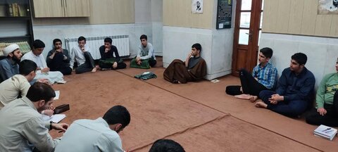 تصاویر / محفل انس با قرآن و بیان احکام شرعی در مدرسه علمیه شیخ الاسلام قزوین