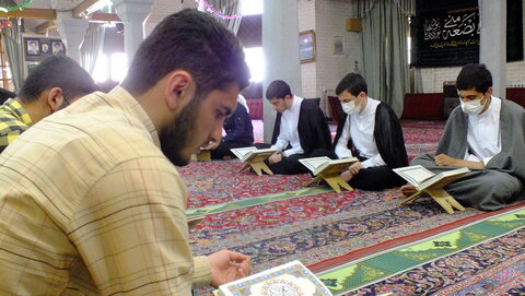 تصاویر / محفل انس با قرآن و بیان احکام شرعی در مدرسه علمیه شیخ الاسلام قزوین